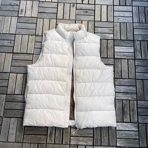 Crème colored puffer vest.
